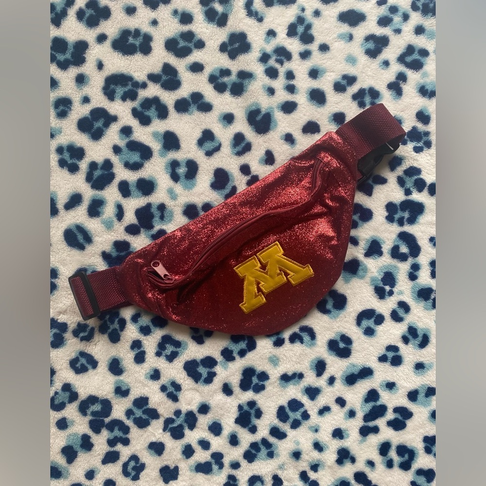 UNIVERSITY OF MINNESOTA glitter fanny pack 🐿️✨